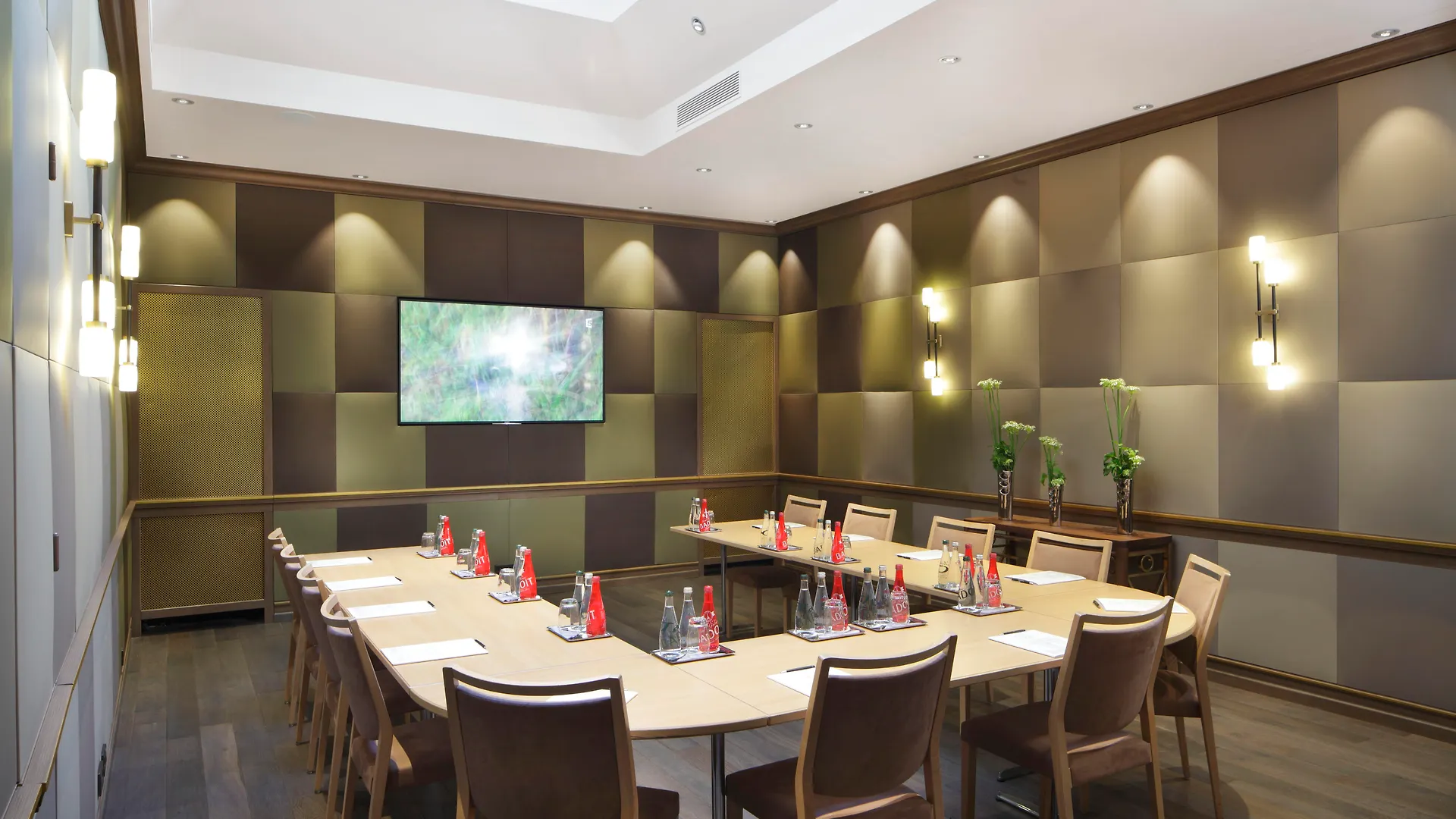 Hotel Rochester Champs Elysees Paris